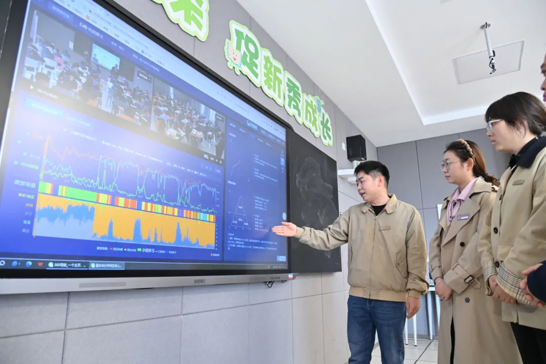 2025年11月4日,重慶市沙坪壩區樹人和平小學,教師們在智能錄播教室對AI課堂分析進行探討。孫凱芳 攝