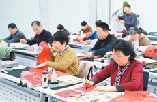 “银发族”走进多彩课堂