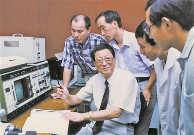 左鐵鏞（左二）在指導博士生。 受訪者供圖