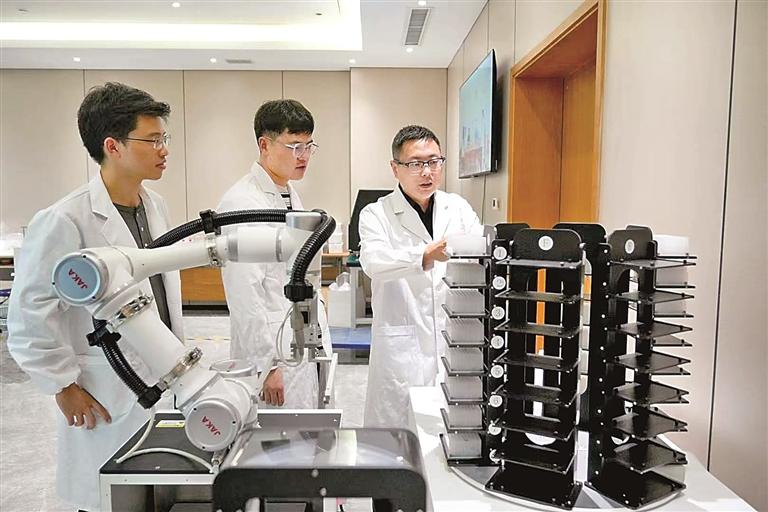 夏志强和团队成员在集聚数据。受访者供图