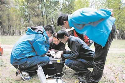 甘斌（左二）与物探手艺东谈主员在开展大深度地热探伤历练。  受访者供图