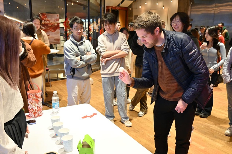 瑞典中國學生學者共慶新春。姜與凡攝