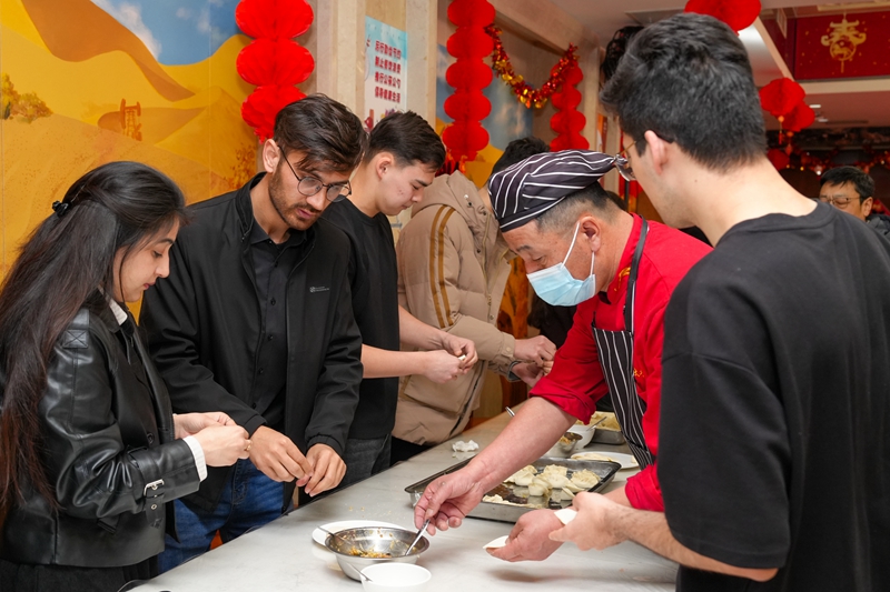 師生員工一起包餃子過新年。石曉軒/攝