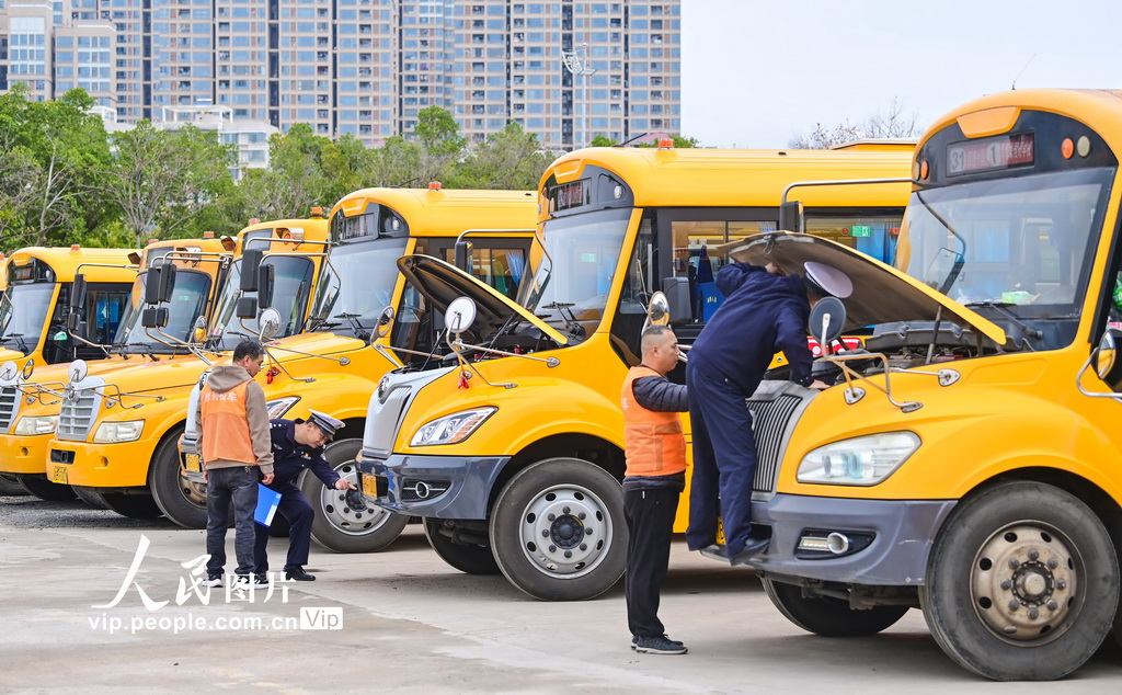 江西赣州：检查校车迎开学【2】