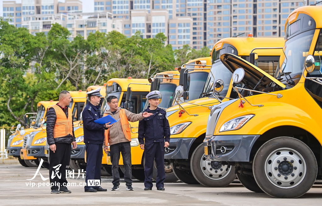 江西赣州：检查校车迎开学【4】