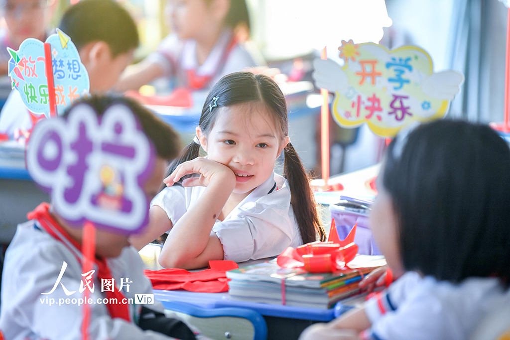 2026年3月1日股票配资精选,海南海口市中小学校学生返校报到。在海口市港湾小学,学校将新课本打包成“新学期礼物”,并为同学们发放崭新的红领巾。苏弼坤摄(人民图片网)