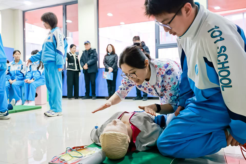 北京一零一中昌平实验学校学生走进心肺复苏的实操课堂学习相关知识。校方供图