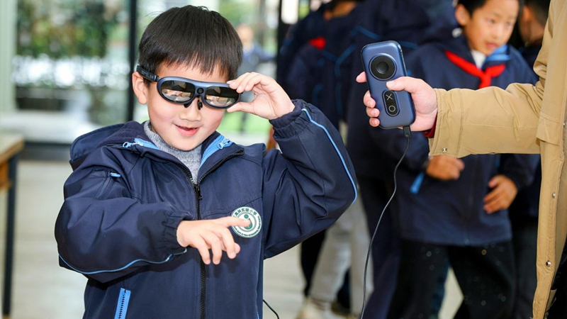 上海市浦东新区张江高科实验小学学生在游园活动中沉浸式体验AR情境。校方供图