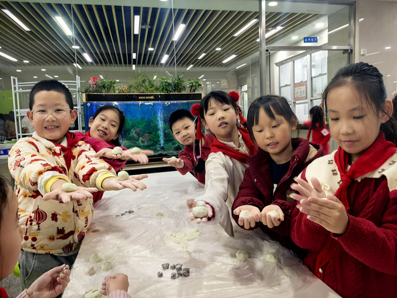 上海市第二师范学校附属小学学生正在体验包汤圆。校方供图