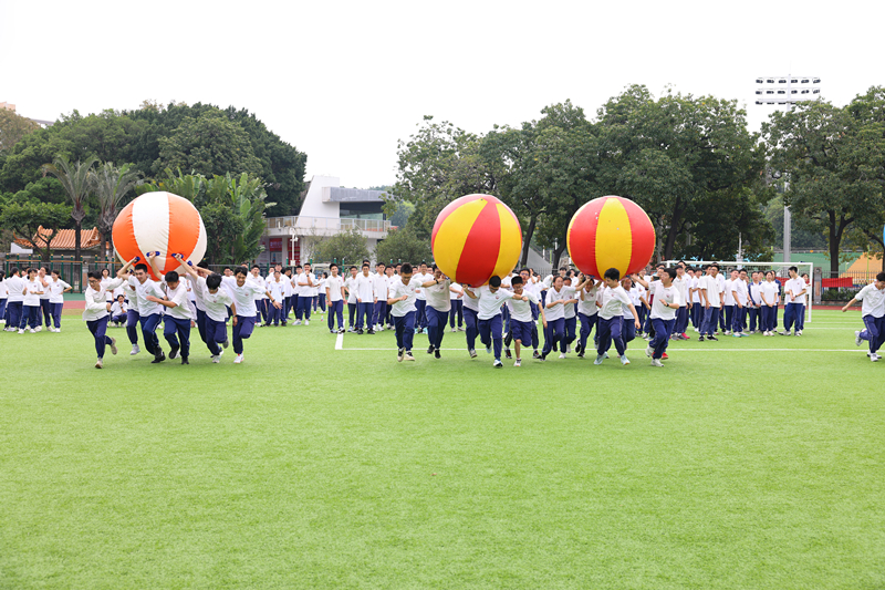 东莞市东莞中学学生在操场上齐心协力搬运巨型充气球。校方供图