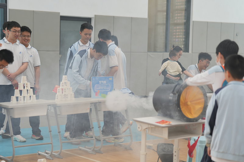 东莞松山湖未来学校学生正在进行空气炮实验。校方供图