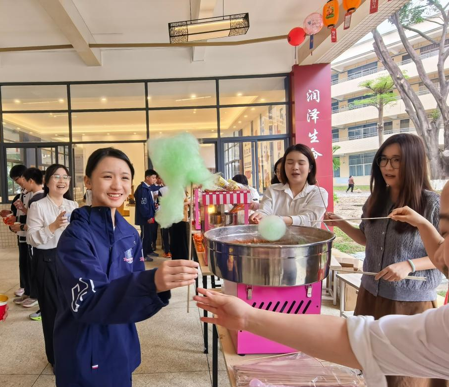 东莞市厚街湖景中学学生体验棉花糖制作。校方供图