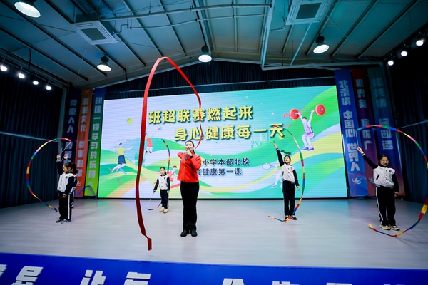 艺术体操世界冠军朱丹带领孩子们体验艺术体操。校方供图