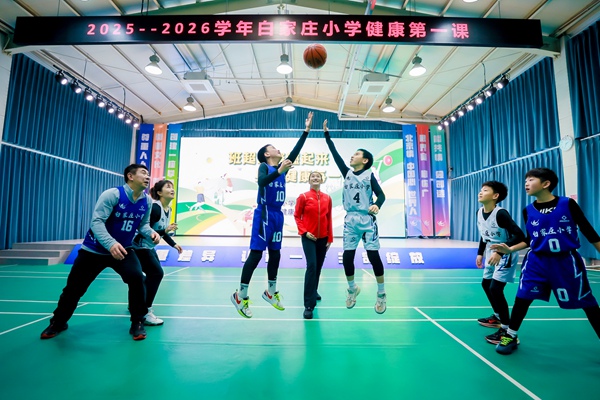 艺术体操世界冠军朱丹 短道速滑世界冠军李佳军为班超联赛开球。校方供图