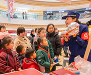 学雷锋志愿服务市集暖人心