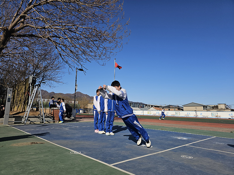 学生进行立定跳远。校方供图