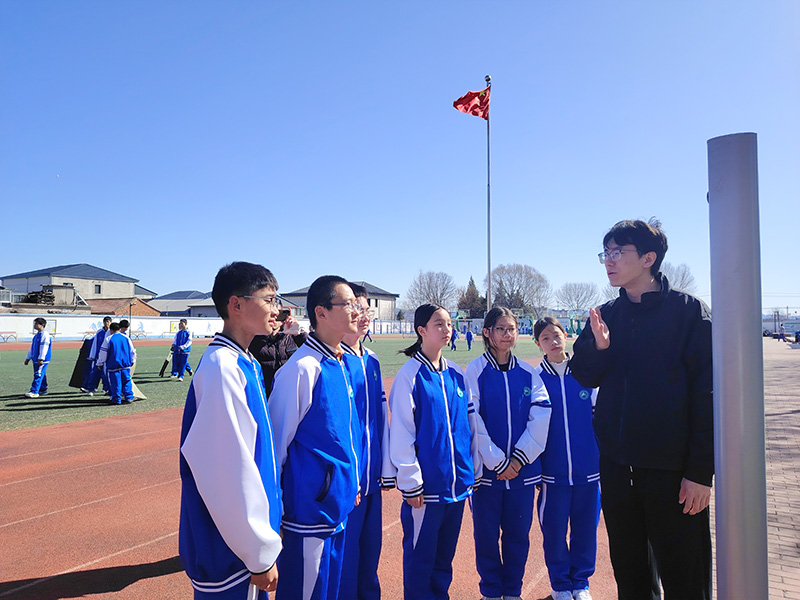 学生在上体育课。校方供图