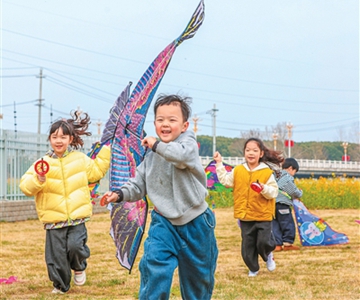 放飞风筝 乐享春光
