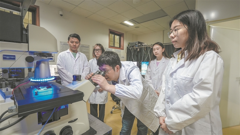 西安电子科技大学科研团队在使用自主研发的高时空分辨定量相衬显微镜。 受访单位供图