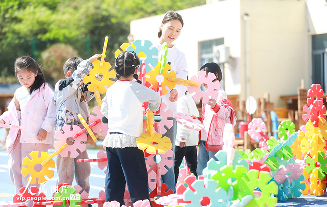 贵州黔西：春日趣玩“动”见成长