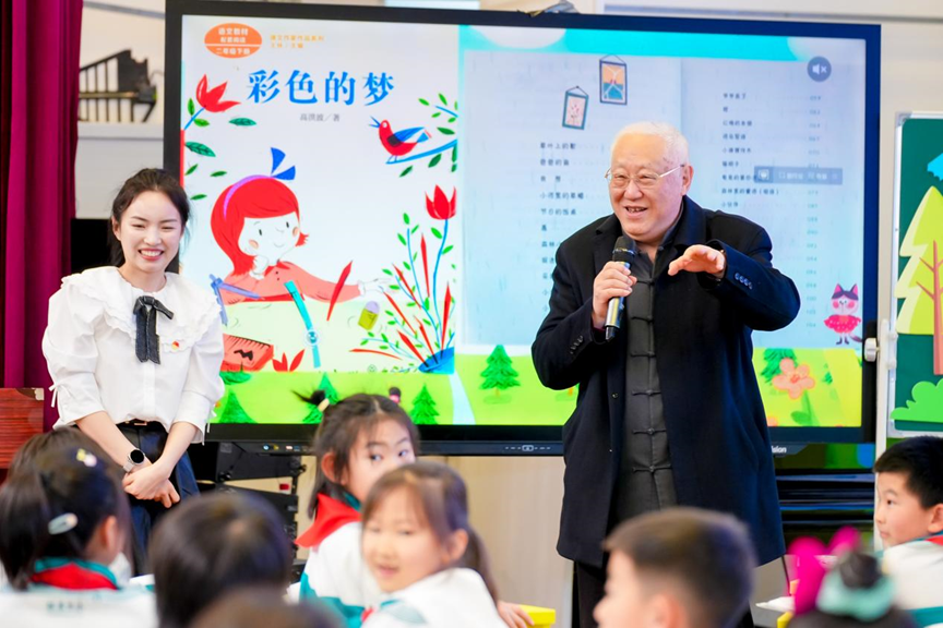 作者高洪波带来“童诗的玩赏与写稿”专题讲座。东说念主教社供图