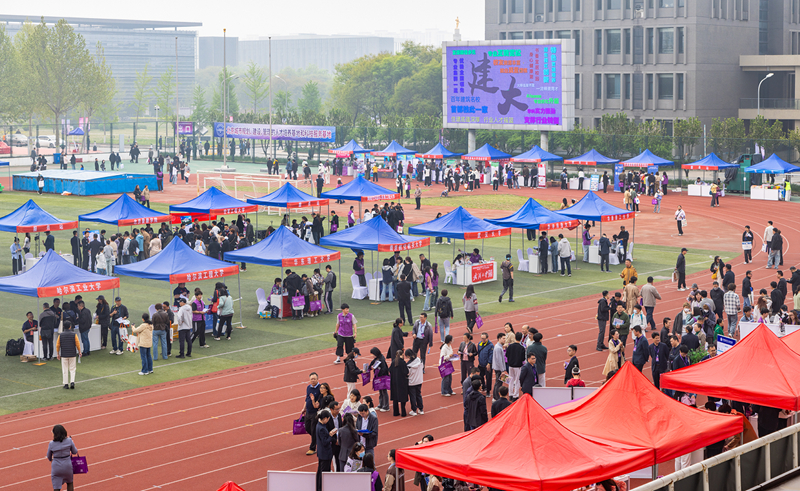 4月18日线上实盘配资，近百所高校齐聚北京建筑大学，面对面为考生和家长提供高招咨询服务，全面解读招生政策、专业特色与志愿填报相关信息。校方供图