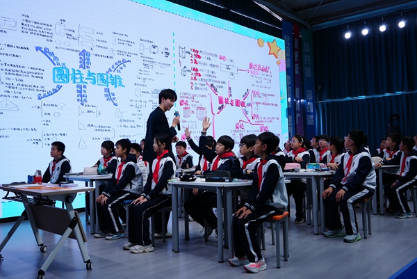 聚焦AI赋能课堂变革 “全域教研”走进白家庄小学