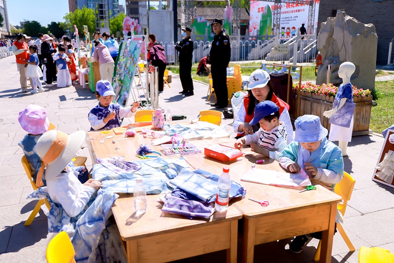 孩子們設計、扎染、剪裁環保服裝。北京市平谷區教委供圖