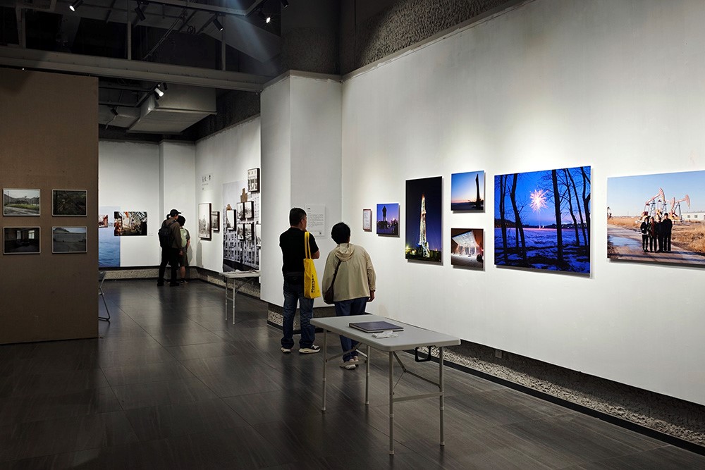 观众参观展览。人民网记者 翁奇羽摄