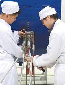 科技创新一线书写青春华章