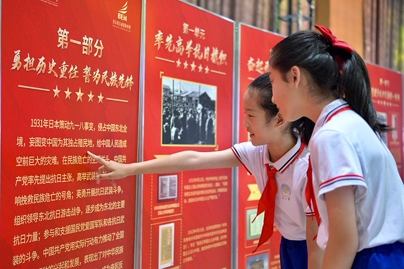 2026“中流砥柱——中国共产党抗战文物展”校园巡展活动开幕式现场。北京教育融媒体中心供图
