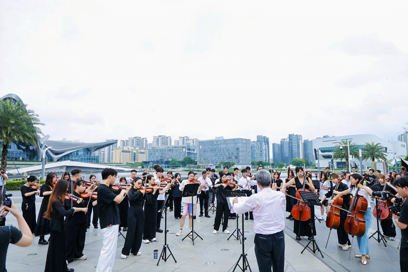 珠海科技学院师生联袂上演大型声乐套曲《长征组歌》。校方供图