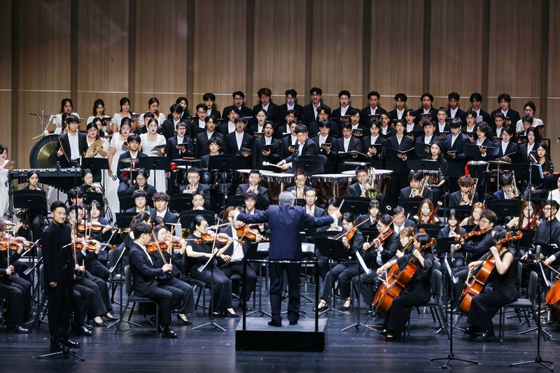 珠海科技學院師生聯袂上演大型聲樂套曲《長征組歌》。校方供圖