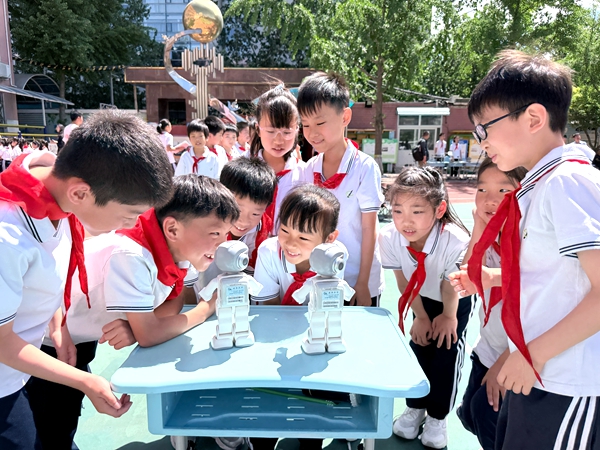 向阳区实验小学学生体验科技。实习生蔡诗然 摄