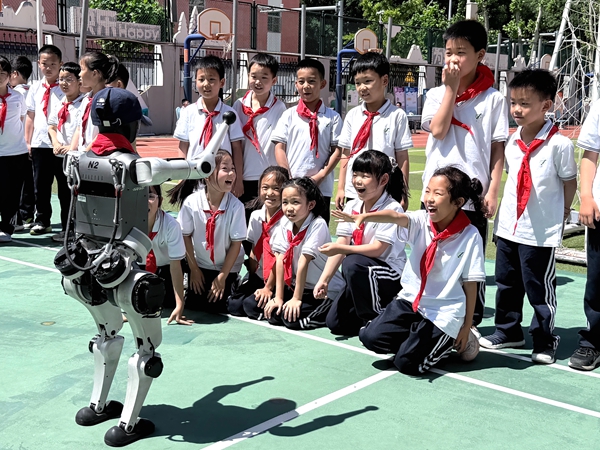向阳区实验小学学生与机器东谈主互动。实习生蔡诗然 摄
