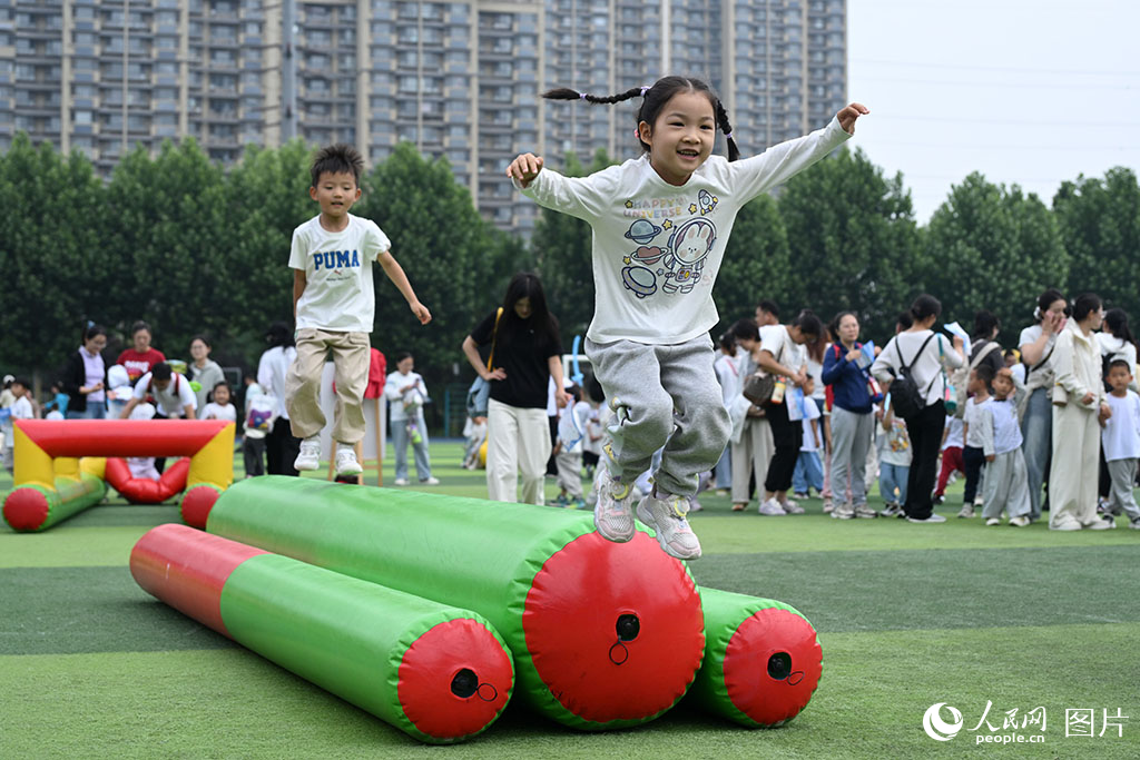 2026年5月27日，山東濟南歷下區百合幼兒園“六一”親子運動會現場，孩子們跟隨音樂節拍快樂躍動，一張張燦爛笑臉定格了純真而充滿活力的美好瞬間。人民網記者 劉祺攝