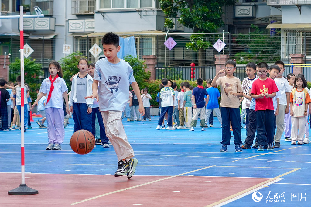 2026年5月27日，浙江杭州長壽橋小學的孩子們在操場上打籃球。奔跑、傳球、投籃，笑聲與腳步聲交織成一片。人民網記者 郭揚攝