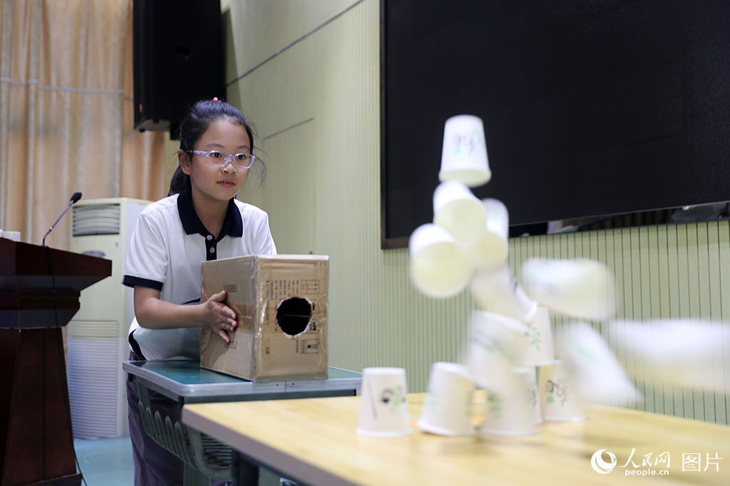 2026年5月29日，天津平山道小學的學生利用空氣炮發射壓縮空氣，擊倒紙杯塔。人民網記者 崔新耀攝