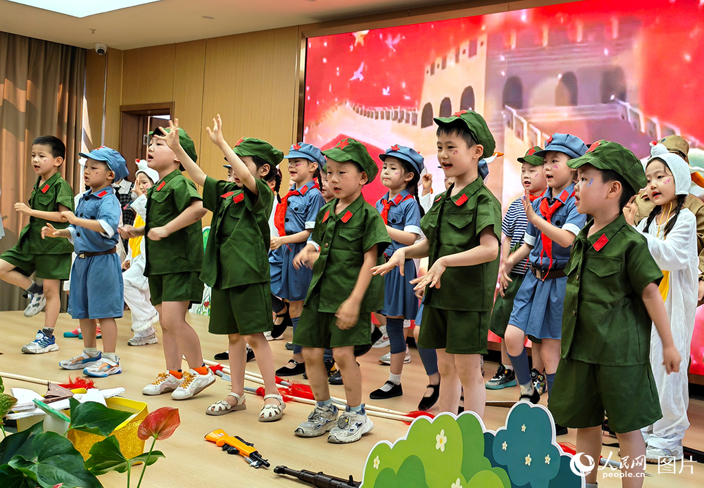 2026年5月30日，河南鄭州中原區永威鑫城幼兒園的孩子們來到鄭康養·金色年華頤養中心，為老人們表演了精彩節目，以這種溫馨的方式慶祝兒童節的到來。人民網記者 王玉興攝