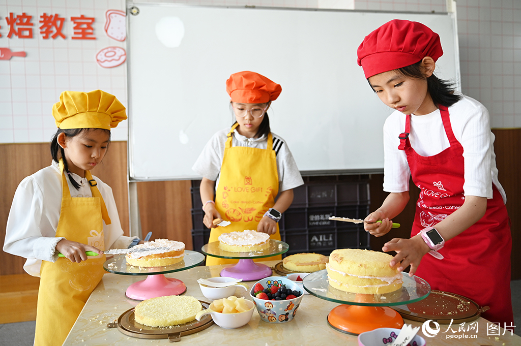 2026年5月30日，在甘肅蘭州一家蛋糕店內，孩子們體驗蛋糕烘焙。人民網 席娟娟攝