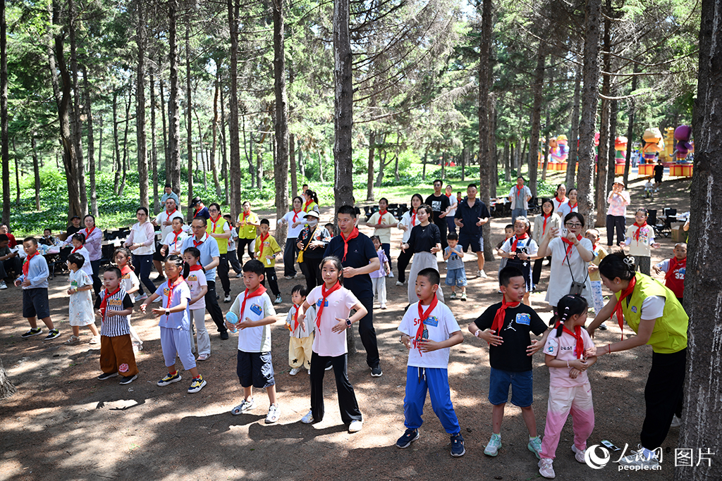 2026年5月31日，在吉林長春動植物公園，吉林大學白求恩第二醫院的醫護家庭參加了一場親子活動。孩子們在現場跟隨老師學習八段錦。人民網記者 李成偉攝
