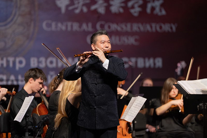 竹笛演奏家戴亚演奏竹笛协奏曲《秦川情》。学校供图
