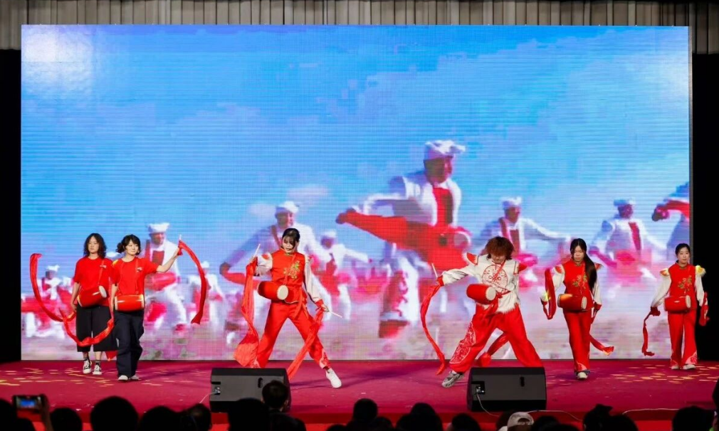 北服艺术设计学院的舞台剧讲述了北京服装学院等四所高校联合发起乡村改造项目,选址陕西柏社村开展窑洞改造实践的故事