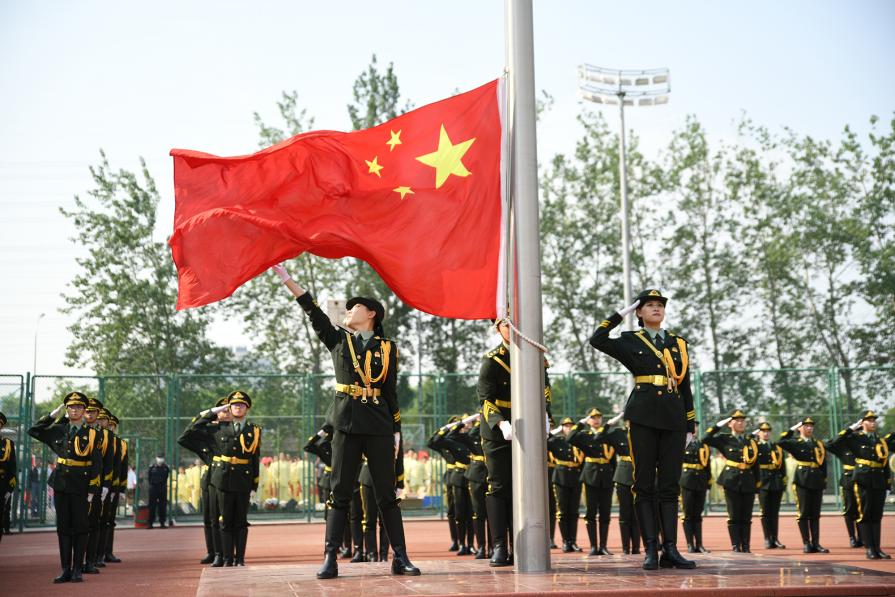 北方工业大学坚持将爱国主义教育融入日常,每周组织隆重升旗仪式。图为学校国旗班执行升旗任务。