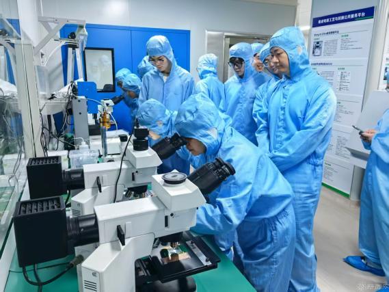 依托北方工业大学集成电路学院,推行“大线出题、小线答题、产研一体”的科教产教融合协同育人模式,服务首都高精尖产业发展。