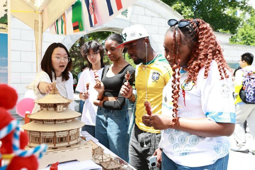 举办北方工业大学第九届国际文化节,以“薪火赓续八十载 文明互鉴五洲情”为主题,吸引来自近70个国家的500余名师生共同参与。