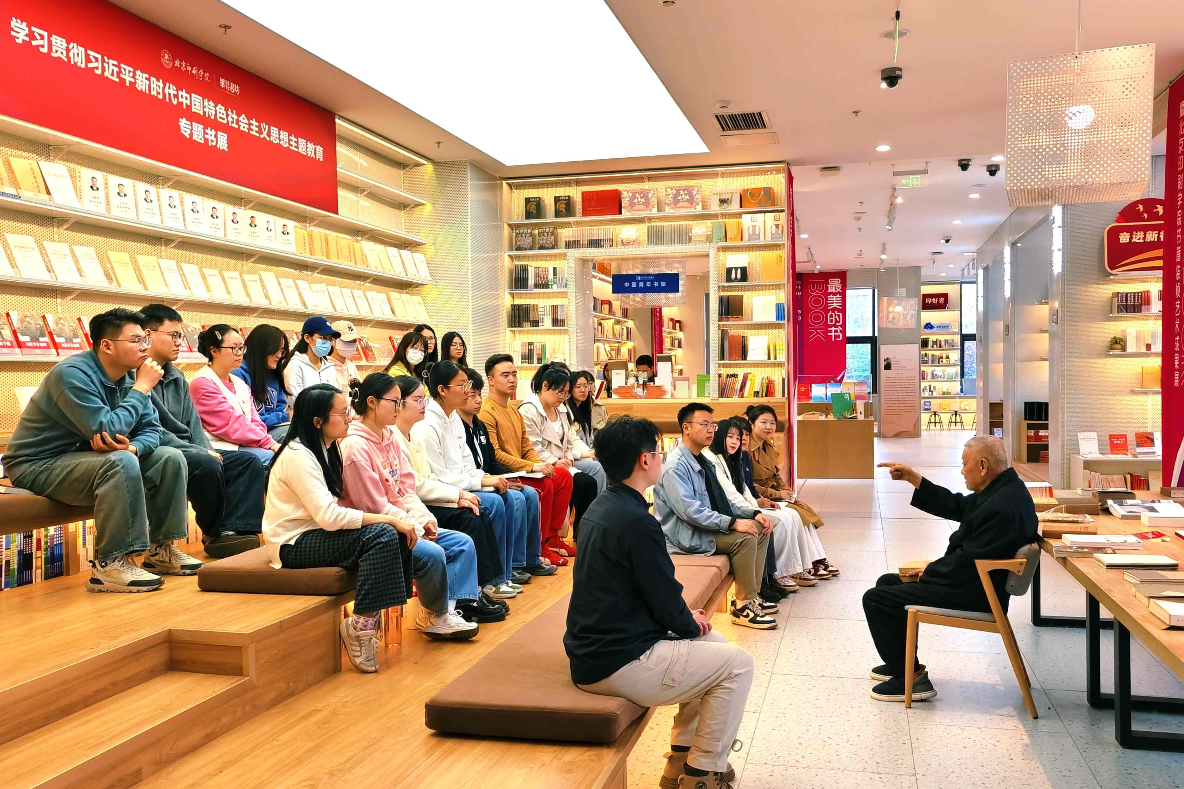 北京印刷学院红色经典读书分享会中魏志刚教授为学生进行《西行漫记》读书分享