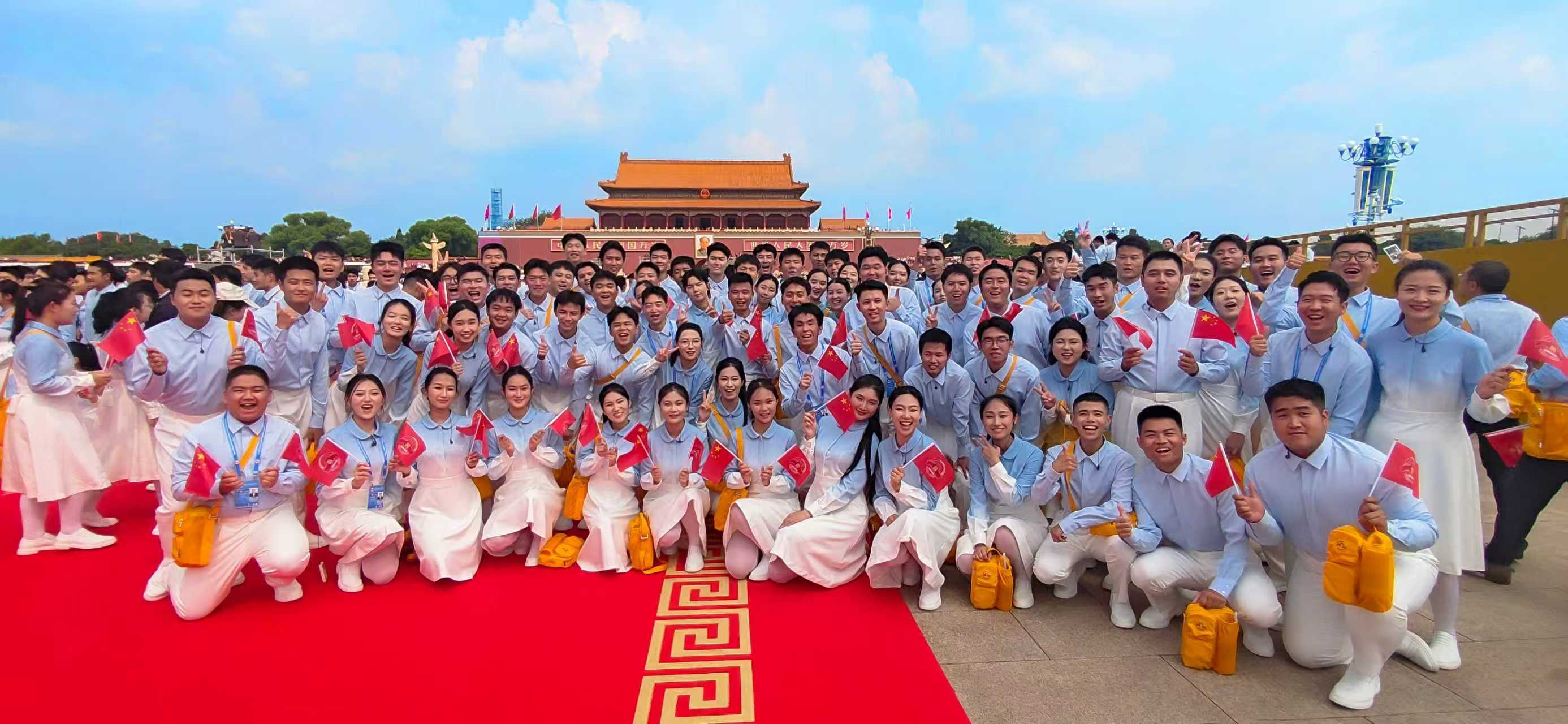 北京印刷学院师生参加纪念中国人民抗日战争暨世界反法西斯战争胜利80周年大会广场合唱用歌声献礼祖国