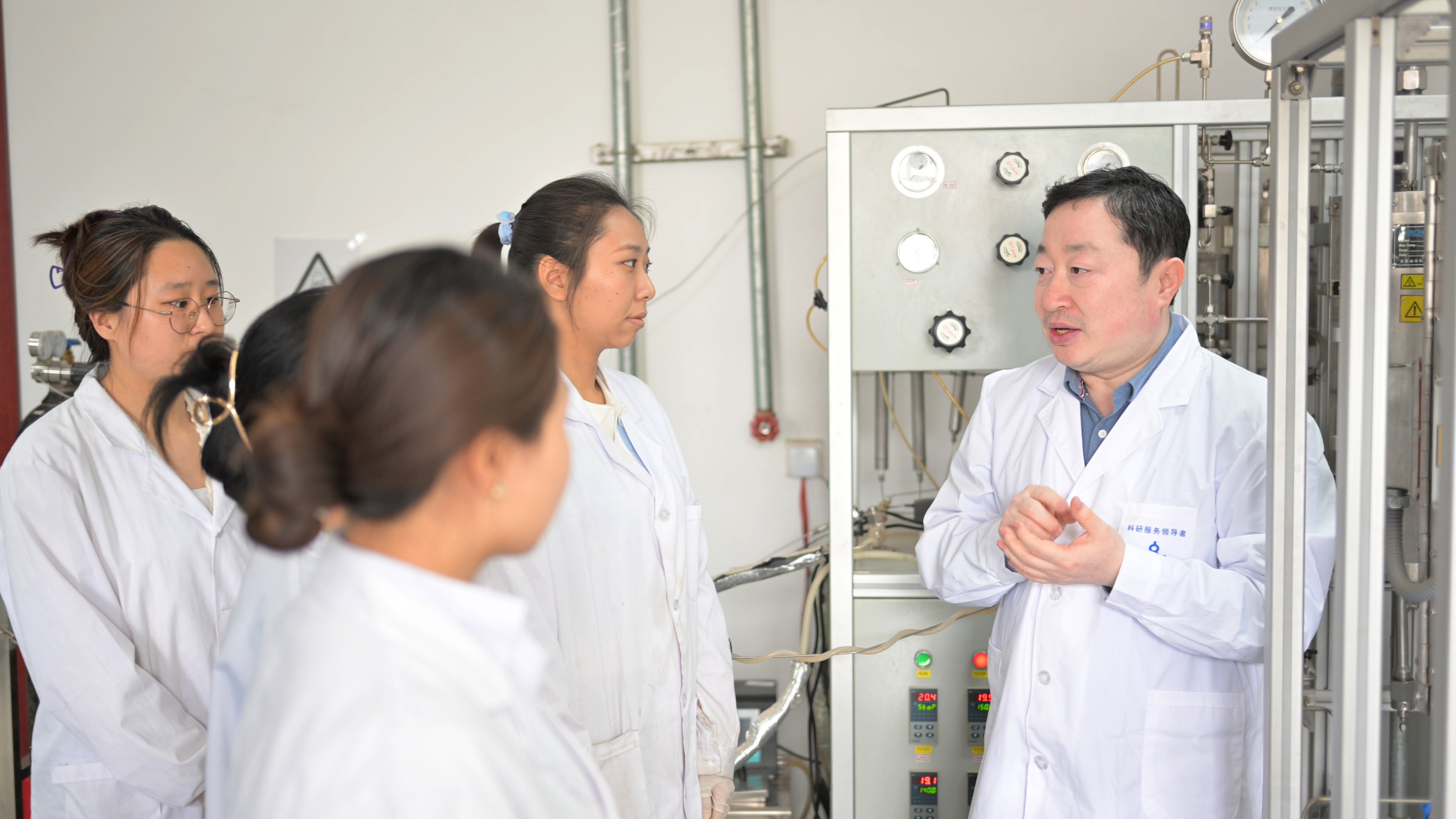 靳海波教授為學生講授降冰片烯單體制備技術 (圖/張世英)