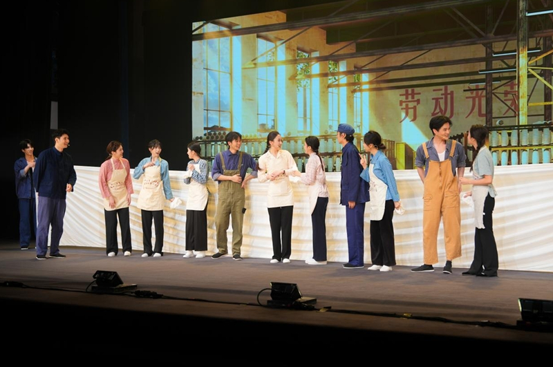 东华大学原创话剧《织光者》首演。校方供图